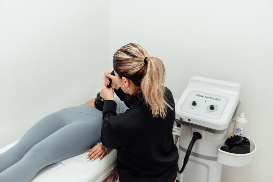 A professional massage therapist treats a patient in a modern clinic setting in Yalova, Türkiye.